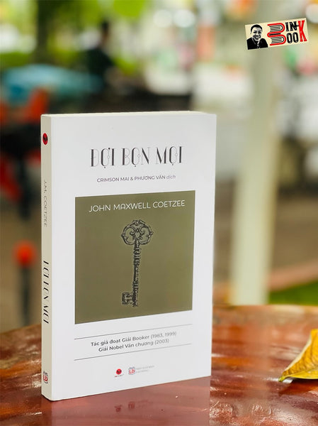 Đợi Bọn Mọi – John Maxwell Coetzee (Tác Giả Đoạt Giải Nobel Văn Chương 2003) – Crimson Mai Và Phương Văn Dịch – Bách Việt Books – Nxb Lao Động (Bìa Mềm)