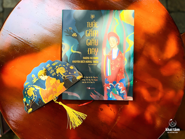 Sách - Tước Gấm Giấu Đay (Bản Thường: Bìa Mềm, Tựa Sách In Nhũ Vàng, Tặng Bookmark Hình Quạt)