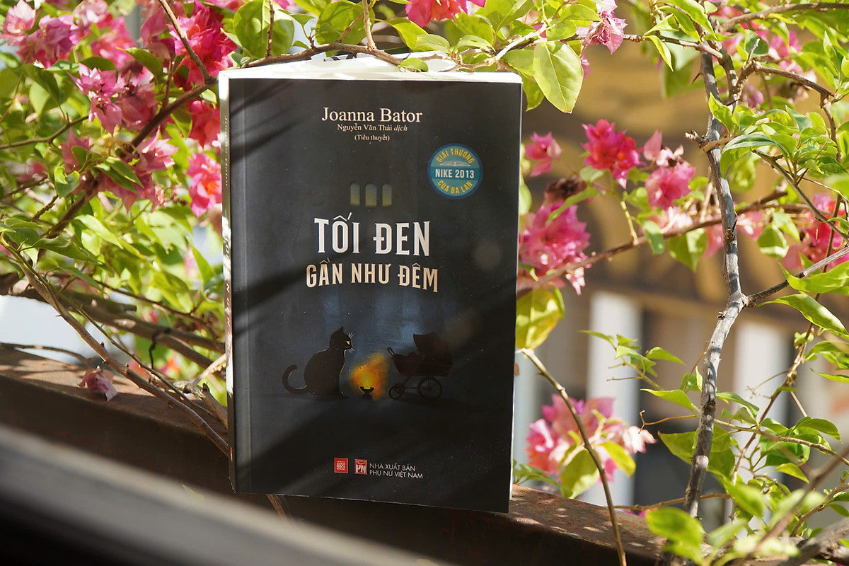 Sách - Tối Đen Gần Như Đêm - Tiểu Thuyết - Joanna Bator