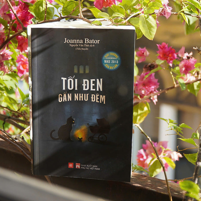Sách - Tối Đen Gần Như Đêm - Tiểu Thuyết - Joanna Bator