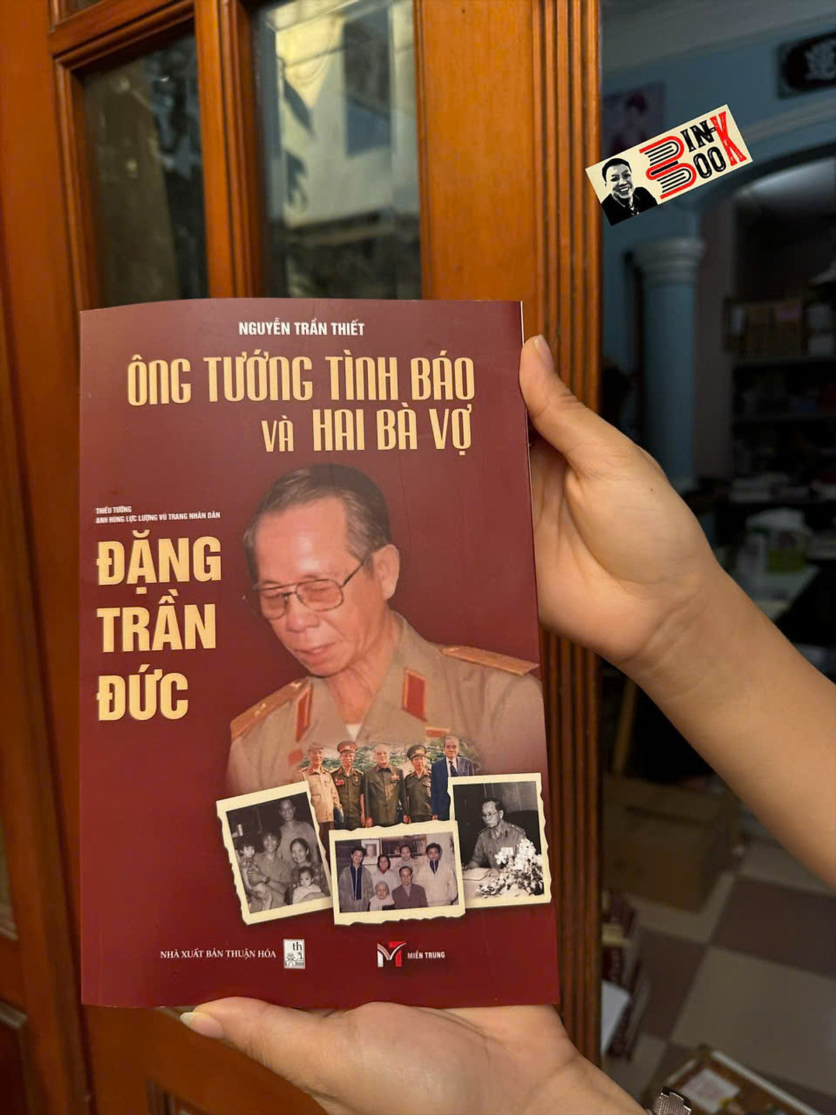 Ông Tướng Tình Báo Và Hai Bà Vợ - Thiếu Tướng Anh Hùng Llvtnd Đặng Trần Đức - Nguyễn Trần Thiết  – Sách Miền Trung