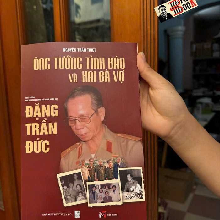 Ông Tướng Tình Báo Và Hai Bà Vợ - Thiếu Tướng Anh Hùng Llvtnd Đặng Trần Đức - Nguyễn Trần Thiết  – Sách Miền Trung