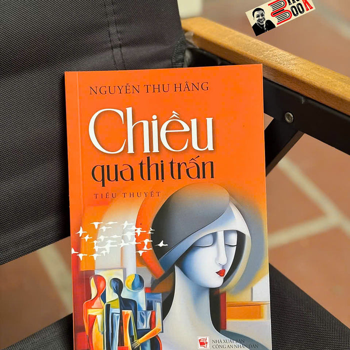 (Tiểu Thuyết) Chiều Qua Thị Trấn (Bìa Mềm) – Nguyễn Thu Hằng –Nxb Cand