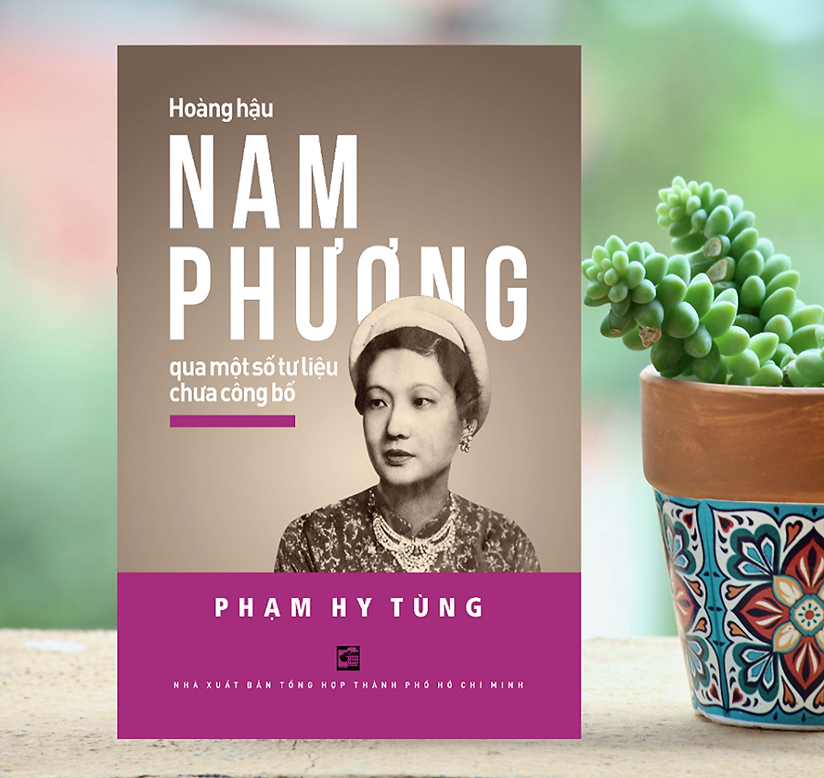 Sách Hoàng Hậu Nam Phương Qua Một Số Tư Liệu Chưa Công Bố (Tái Bản) - Phạm Hy Tùng - Nxb Tổng Hợp 200