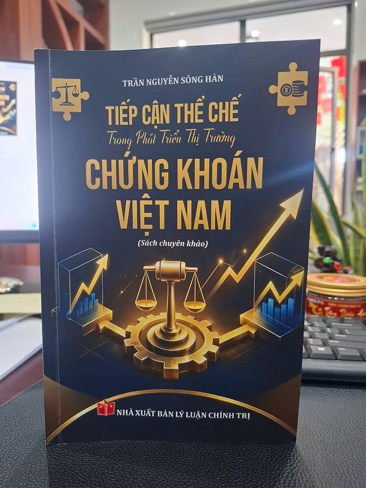 Tiếp Cận Thể Chế Trong Phát Triển Thị Trường Chứng Khoán Việt Nam