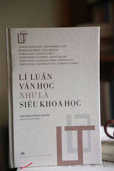 Lí Luận Văn Học Như Là Siêu Khoa Học