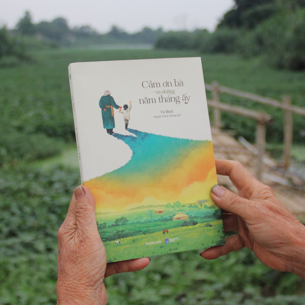 (Tặng Kèm Postcard 2 Mặt) Cảm Ơn Bà Và Những Năm Tháng Ấy - Vũ Bình - Nguyễn Thanh Hương Dịch - Bookland