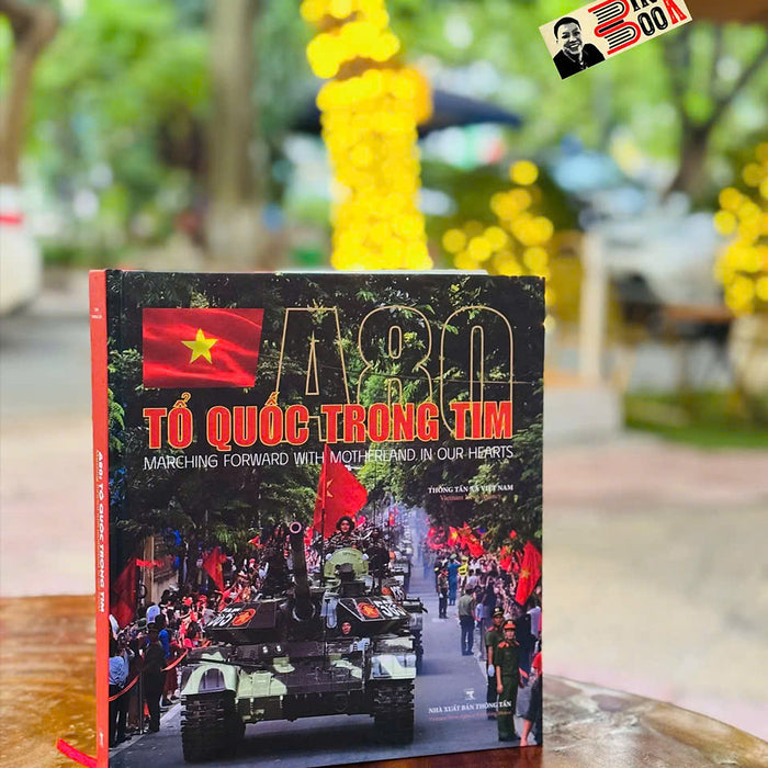 (Sách Ảnh Song Ngữ) A80: Tổ Quốc Trong Tim – Nxb Thông Tấn