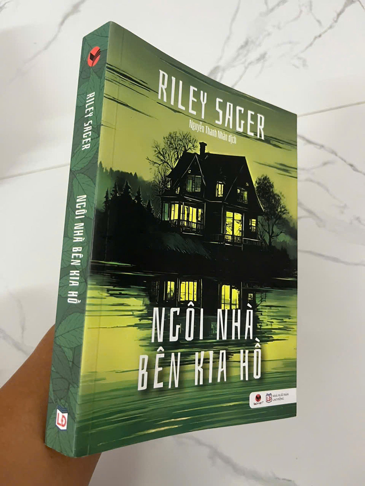 Ngôi Nhà Bên Kia Hồ - Riley Sager