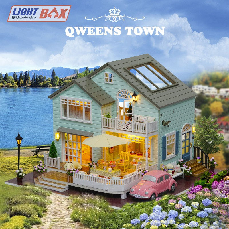 Nhà búp bê tự làm QWEENS TOWN - Tặng CÓT NHẠC, đèn LED và Khung bảo vệ MICA - XE HƠI - CHÓ CẢNH (FULL PHỤ KIỆN KEO)