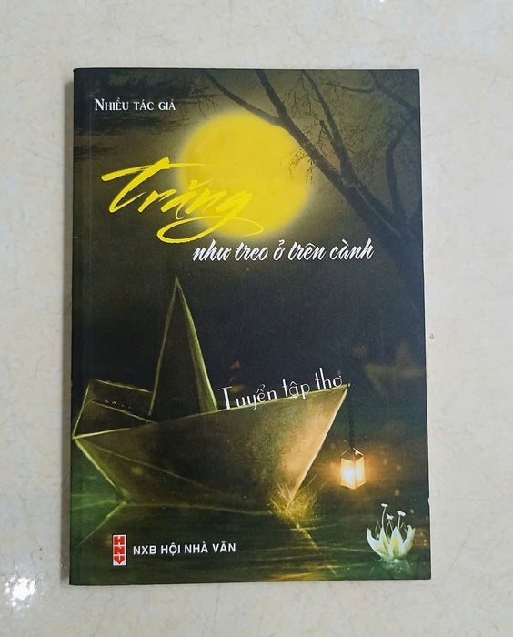 Trăng Treo Như Ở Trên Cành