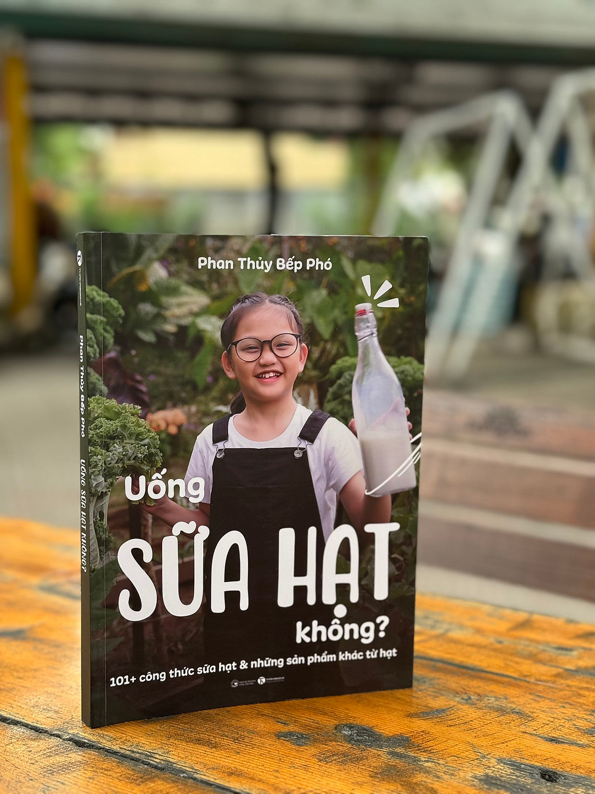 [In Màu Toàn Bộ] Uống Sữa Hạt Không? - Phan Thủy Bếp Phó - Thái Hà Books - Nxb Công Thương