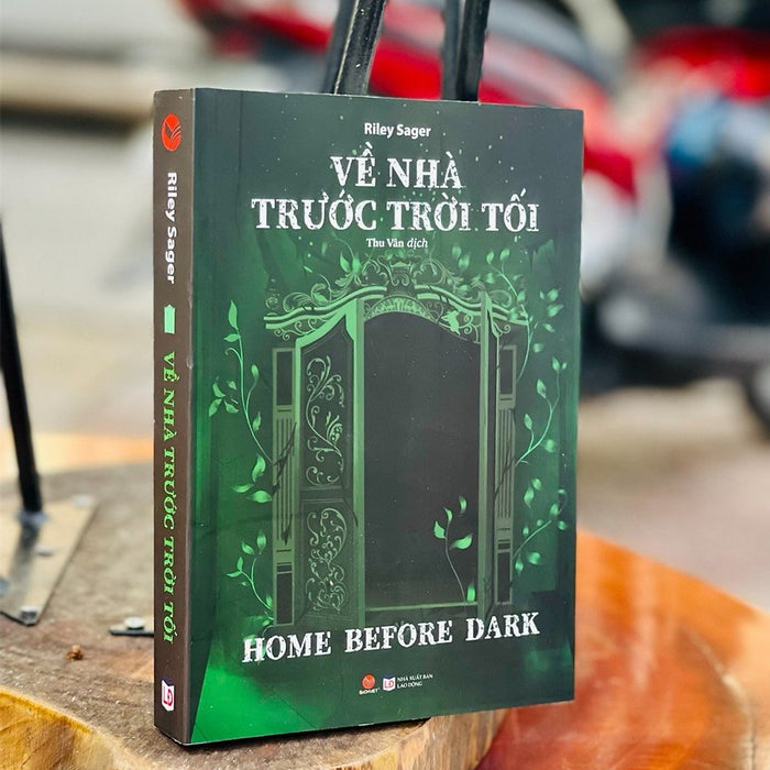 Về Nhà Trước Trời Tối – Home Before Dark – Bách Việt