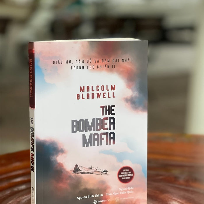(Tác Giả Bán Chạy Do New York Times Bầu Chọn) The Bomber Mafia: Giấc Mơ, Cám Dỗ Và Đêm Dài Nhất Trong Thế Chiến Ii - Malcolm Gladwell - Nguyễn Bình Thành - Thới Ngọc Tuấn Quốc Dịch - Saigonbooks – Nxb Thế Giới (Bìa Mềm)